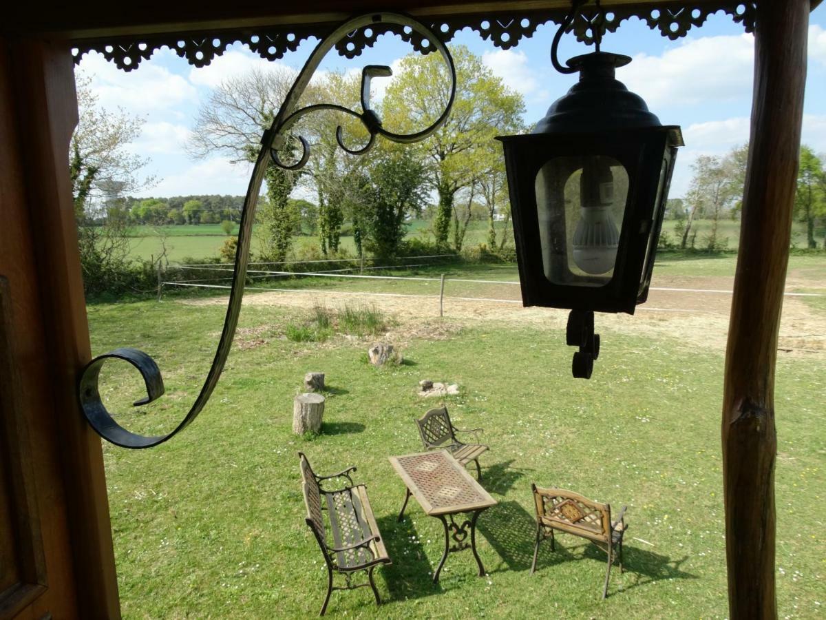 Une Roulotte Et Des Chevaux Treffléan Buitenkant foto